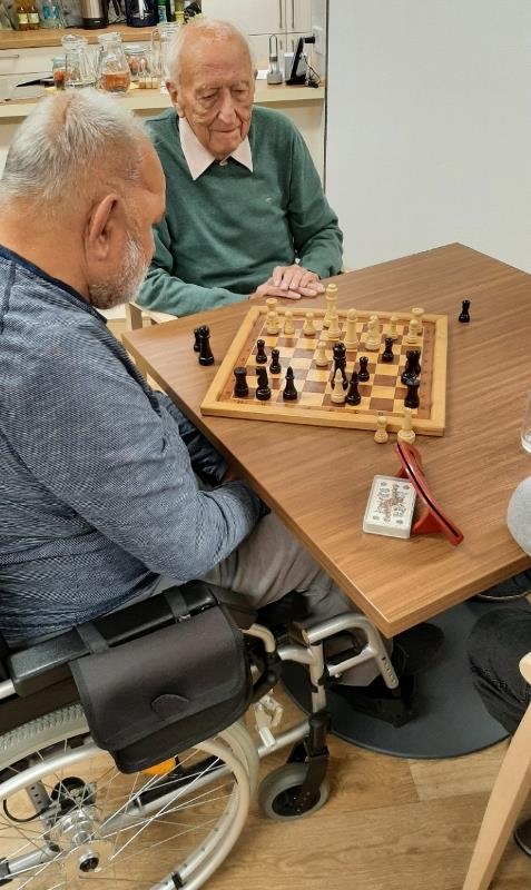 Männer spielen Schach 