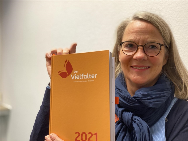 Ruth Tuschinski präsentiert 1. Vielfalter-Kalender