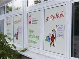 Die Fenster von Sankt Rafael sind mit dem Logo der Kita beklebt / Dietmar Wäsche