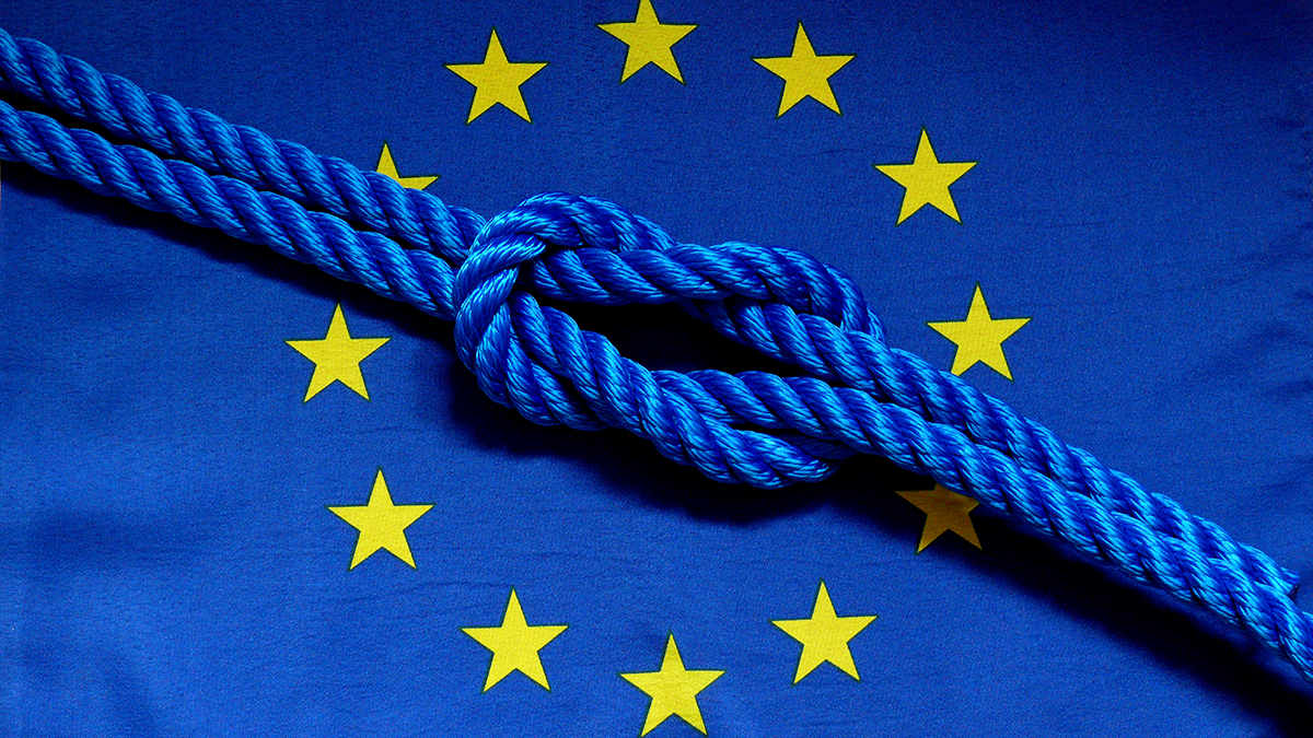 Eine Europaflagge auf der ein blaues Seil mit einem Seemannsknoten liegt
