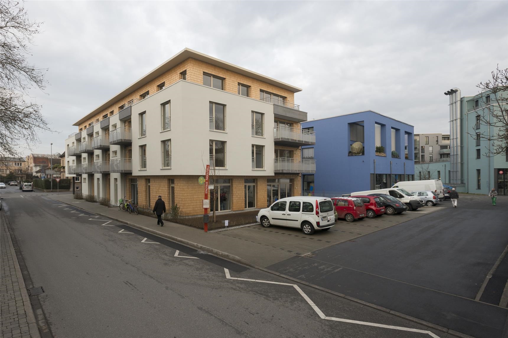Gebäudeaußenansicht vorne mit Parkplätzen (Caritas Konstanz)