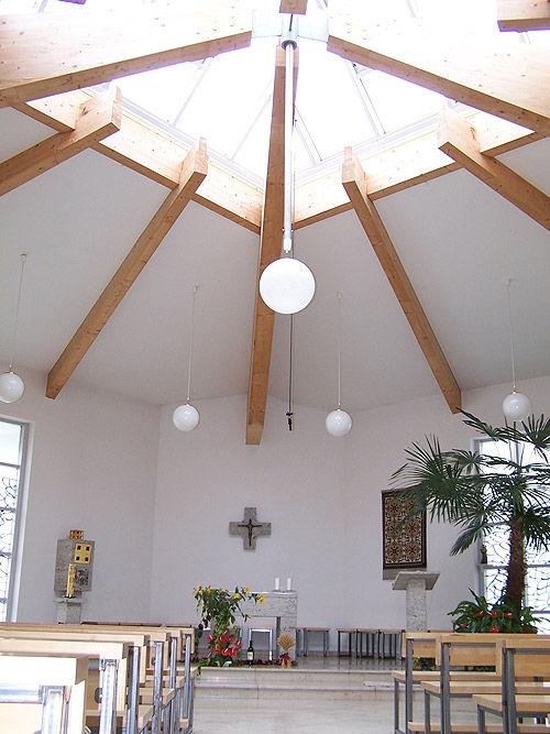 Altarraum der Kirche der katholischen Kirchengemeinde Stella Maris, die in das Seniorenzentrum integriert ist. 