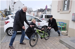 Eine ziemlich coole Farbkombination aus neongrün und schwarz hat das neue Fahrrad, dass Thomas Conrad, Vorsitzender der Verkehrswacht Obertaunus e.V. (rechts im Bild) da mitbrachte. / Caritasverband Hochtaunus SR
