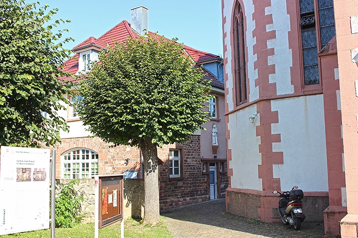 Gebäudeansicht eines Sandsteinhauses neben einer Kirche (Caritasverband Darmstadt e. V.)