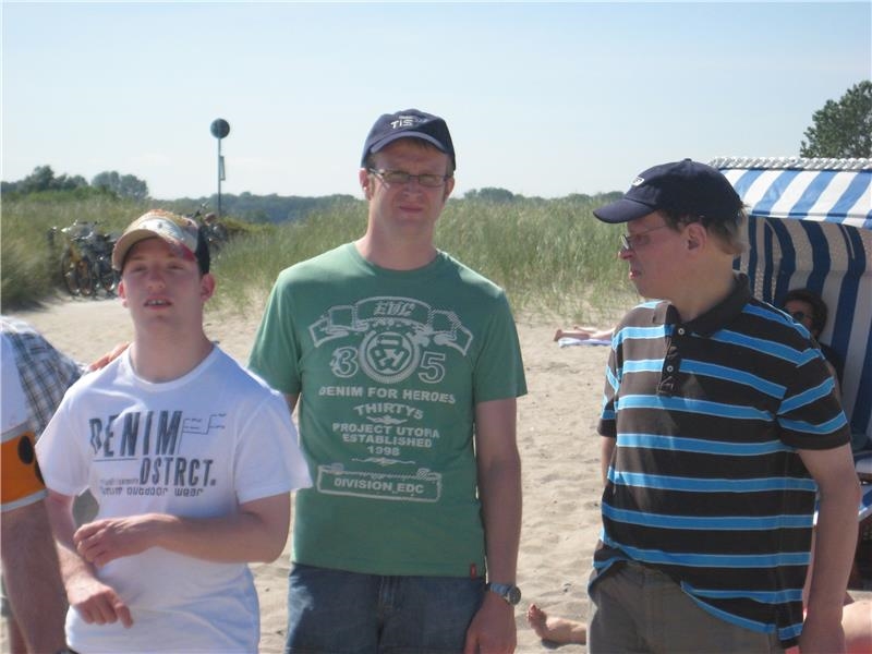 3 Männer stehen am Strand (©caritasverband bocholt)