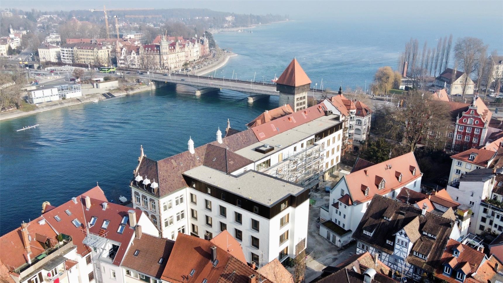 Luftbild des Gebäudes mit Blick auf den Seerhein (Caritas-Altenhilfe für die Region Konstanz)