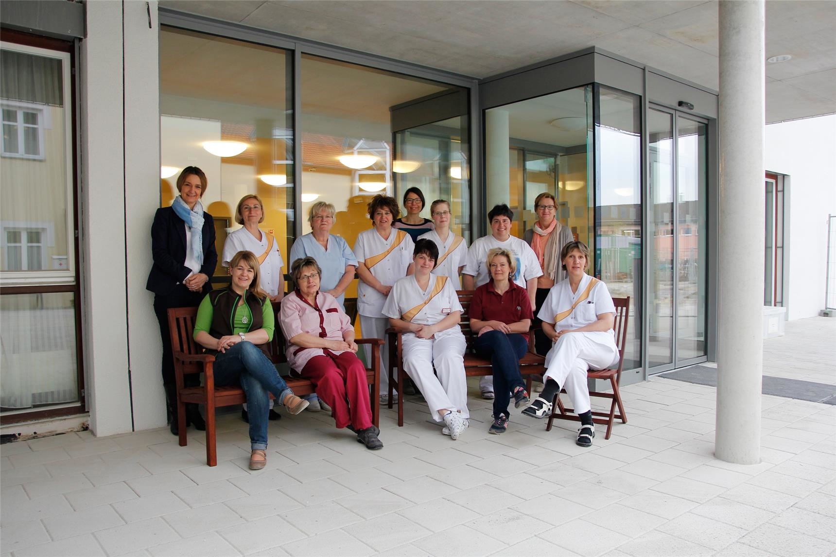 Insgesamt 70 MitarbeiterInnnen zählt das Team des Caritas-Pflegezentrums St. Hildegard in Pöttmes. Sie sind sehr froh darüber, in diesem neuen modernen Gebäude mitarbeiten zu können. (Bernhard Gattner)