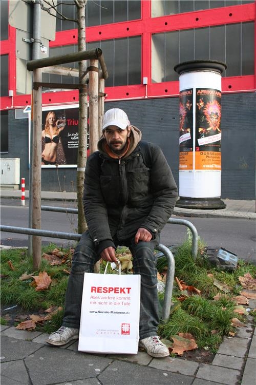 Obdachloser mit Respekttüte (Markus Lahrmann)