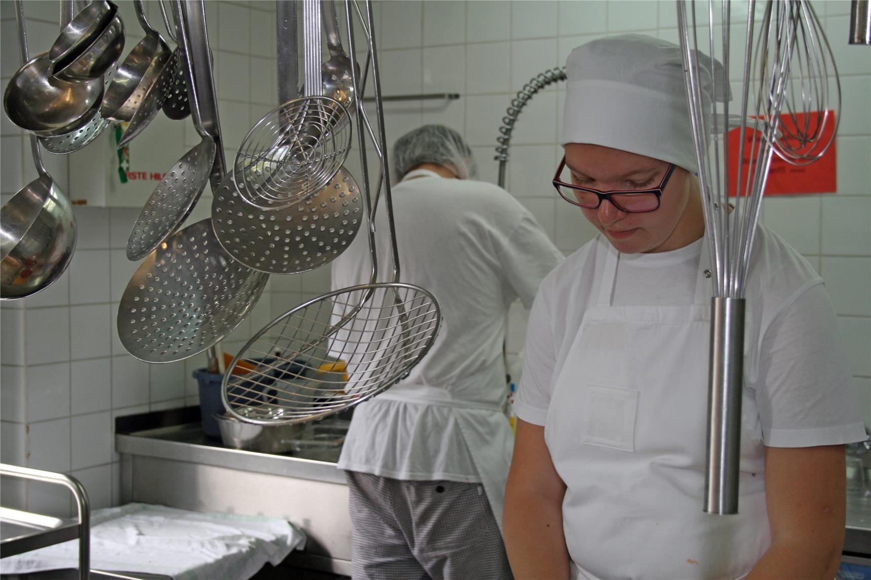 Zwei Personen in Berufskleidung in einer Küche. (BBZ Haus Elisabeth/Caritasverband Trier)