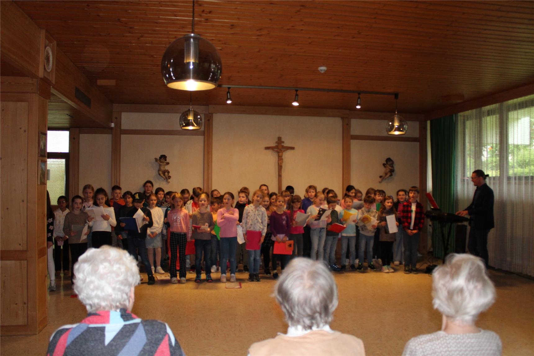 Die Sänger*innen des Chors der Grundschule Pfarrkirchen mit Rektor Matthias Altmannsberger (re). 