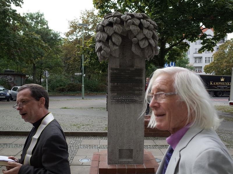 Pater Bonin und der Bildhauer vor dem Spendenbaum (Walter Wetzler)