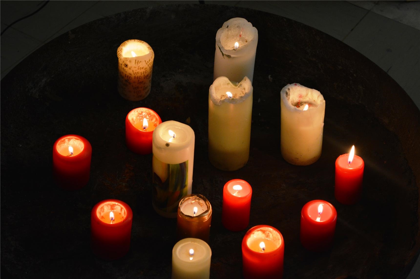 Brennende Kerzen als Symbol für das "Feuer", das Eva Bertz entzündete und dessen Flammen auch im bestehenden Migrationsteam weitergetragen werden. (© Caritasverband Worms e. V.)