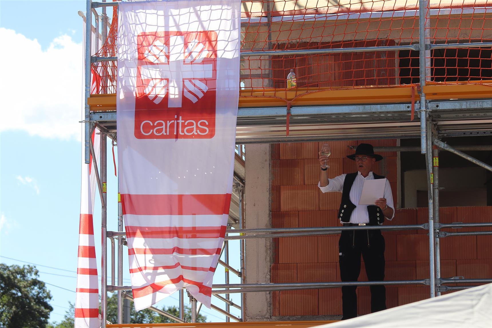 Hebauf für Caritas-Wohnhaus 27-07-2020 - b (Bernhard Gattner)