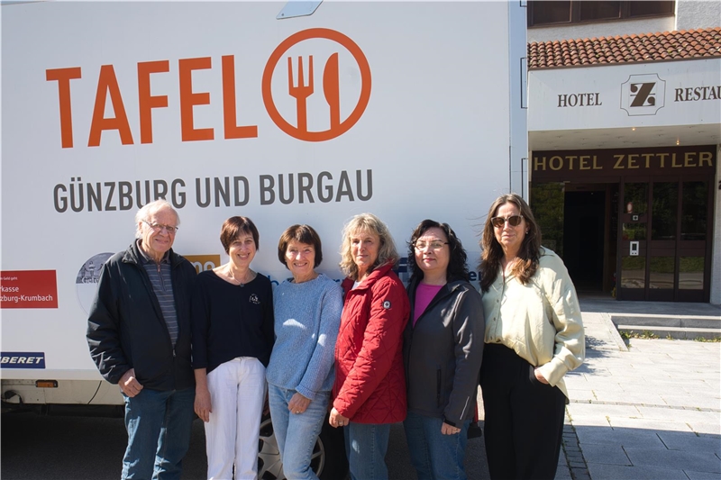 Das Foto zeigt einen Teil der ehrenamtlichen Teamleitungen der Günzburger Tafel. 