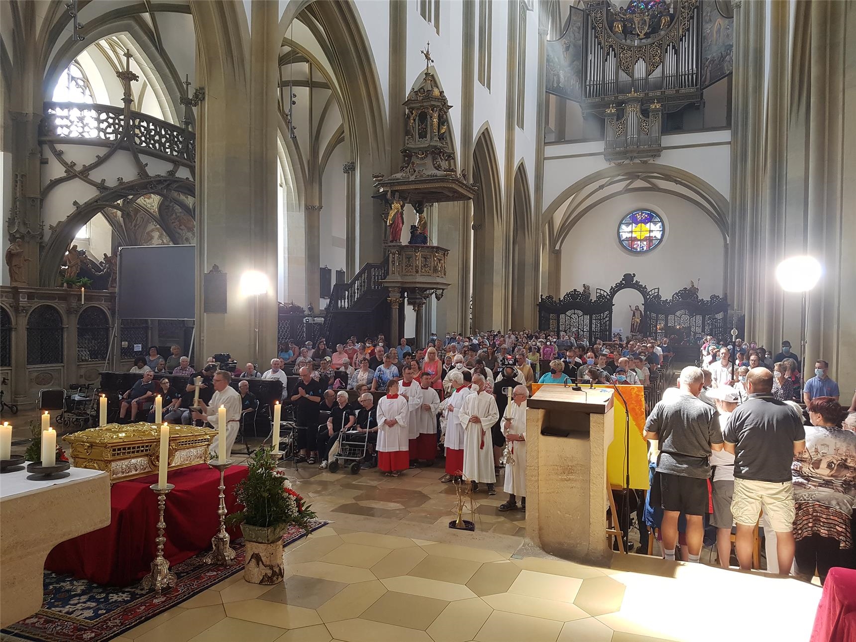 Das Foto zeigt die vielen Teilnehmer*innen des Wallfahrtsgottesdienstes der Menschen mit Behinderungen in der Ulrichsbasilika in Augsburg und den liturgischen Einzug. (Bernhard Gattner)