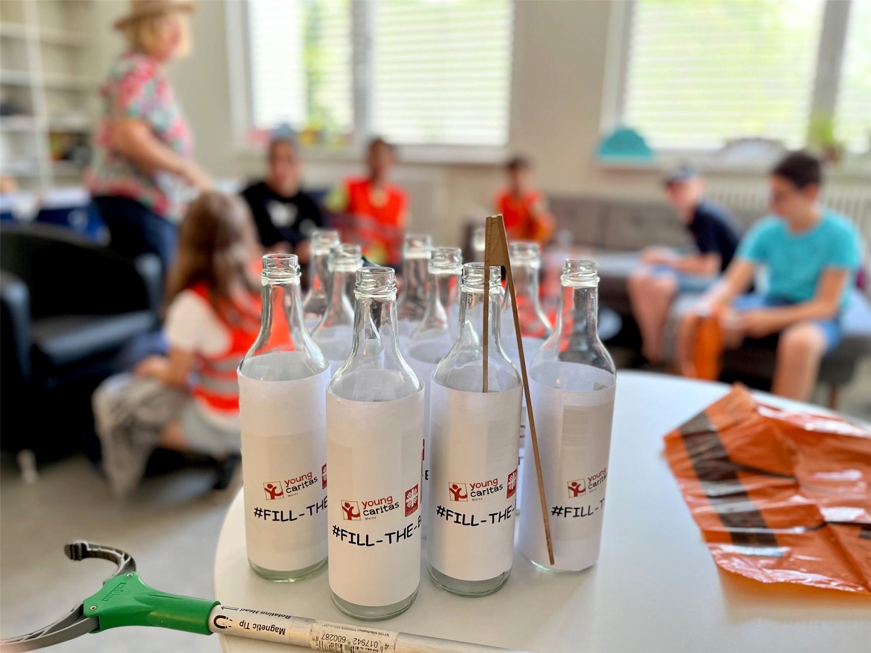 Fill the bottle challenge youngcaritas in der Schule