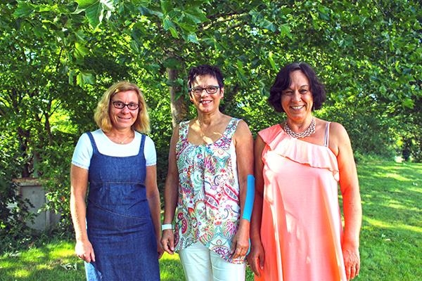 Gruppenbild mit drei Frauen in einer Grünanlage (Caritasverband Darmstadt e. V.)
