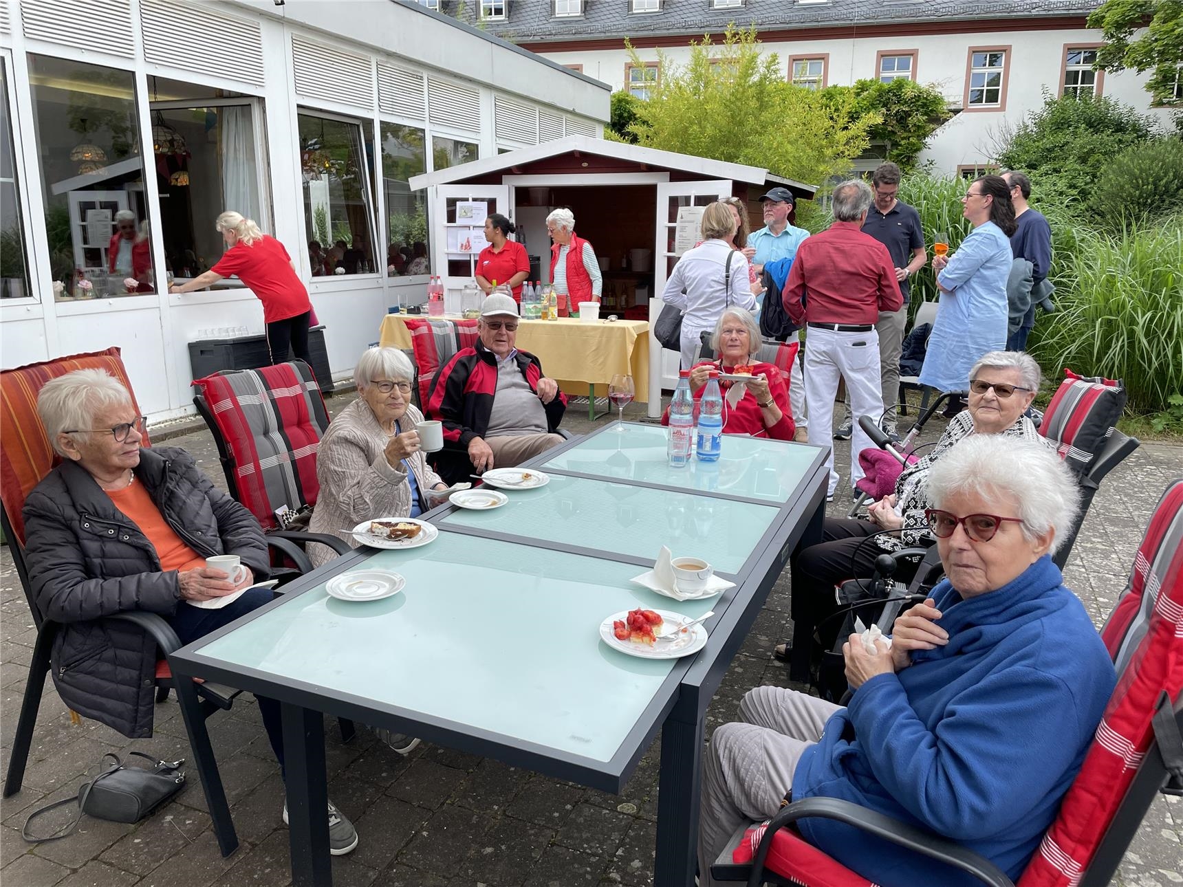 Gäste sitzen draußen am Tisch  