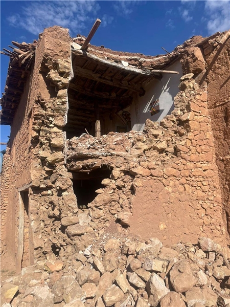 Zerstörte Hauswand nach einem Erdbeben in Marokko  