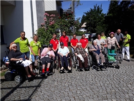 Gruppenbild mit Betreuern und Bewohnern vorm Heim  / Foto: Schedlbauer