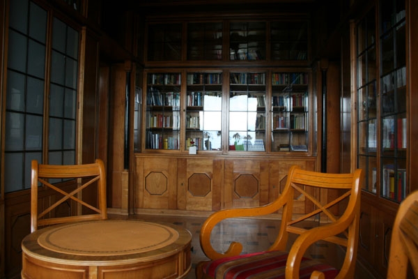 In der Bibliothek "Schmuckkästle" finden Sie Ruhe, um über Erfahrenes und Neues nachzudenken oder in den Bücherschränken zu stöbern. 