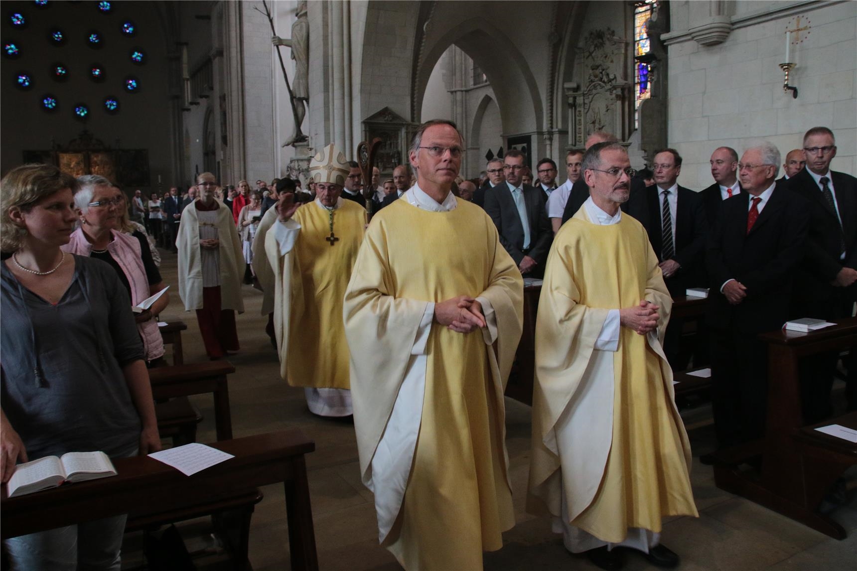 Das Foto zeigt mehrere Priester, die in die Kirche einziehen. (Harald Westbeld)
