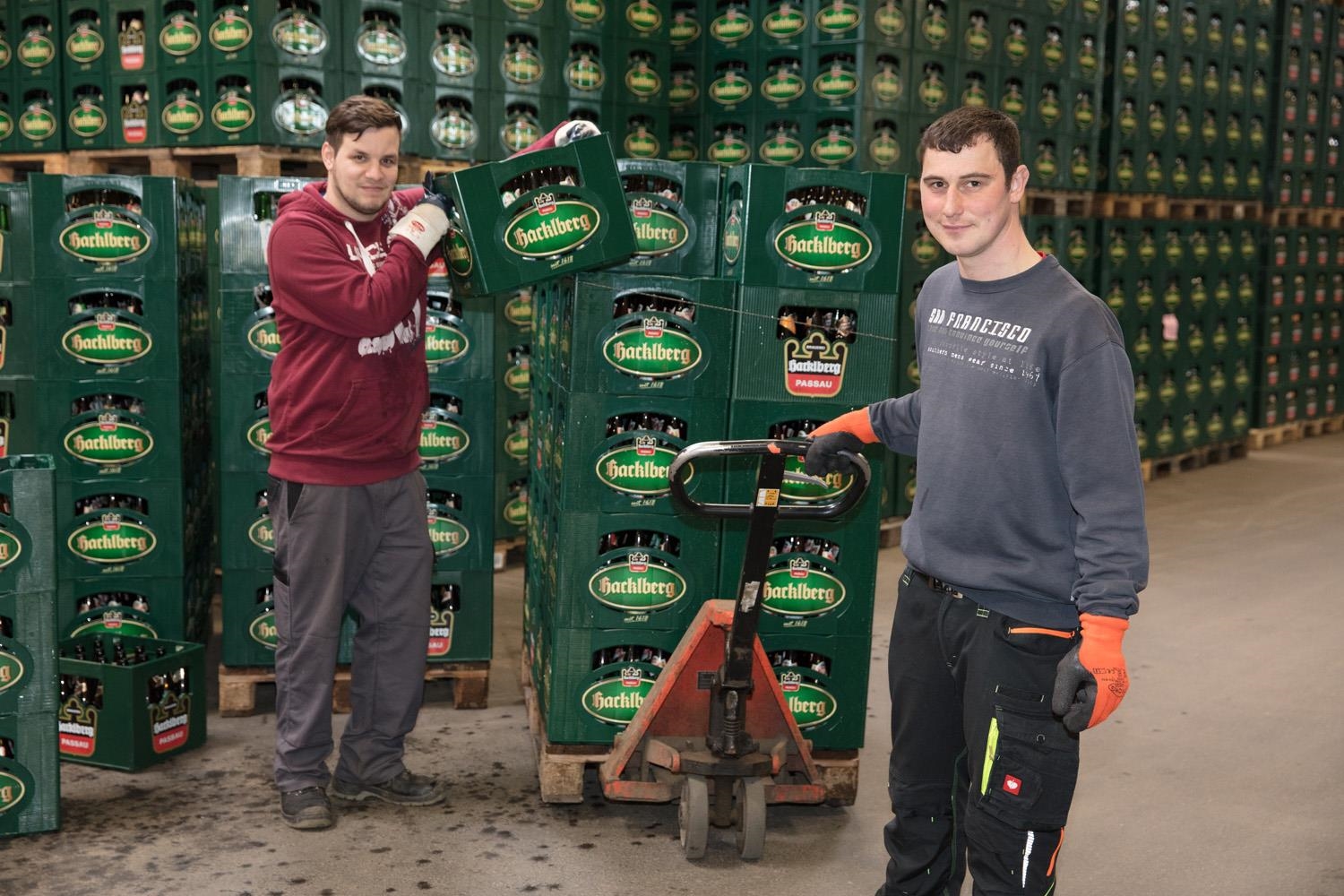 Zwei Mitarbeiter bei der Vorbereitung einer Lieferung in einem Getränke- und Logistikcenter.  