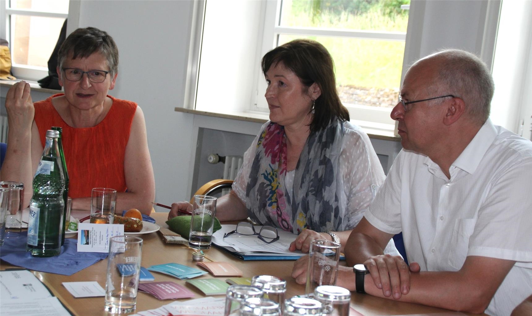 Teilnehmende der Jahrestagung diskutieren in einer Kleingruppe am Tisch sitzend. (Diözesan-Caritasverband Trier)