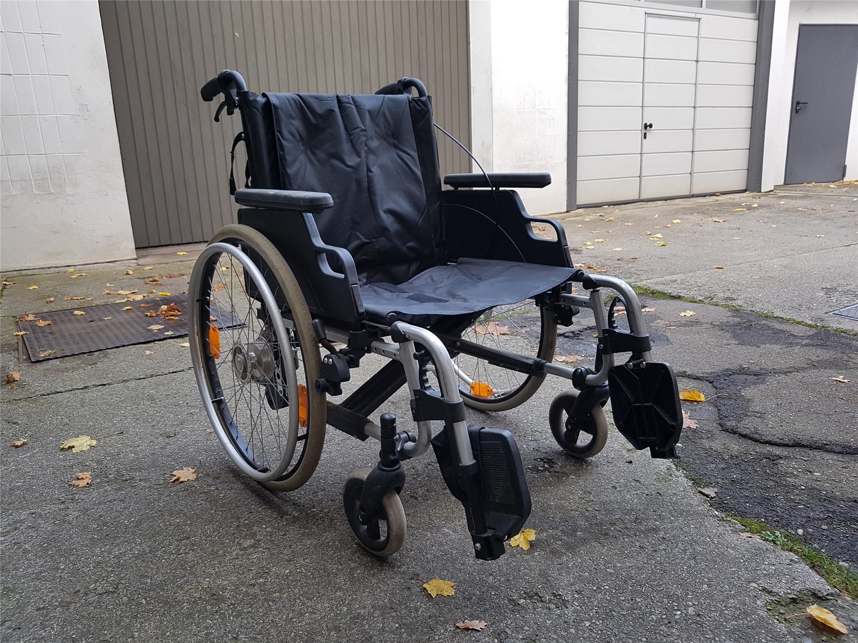 Das Foto zeigt einen gebrauchten Rollstuhl. 