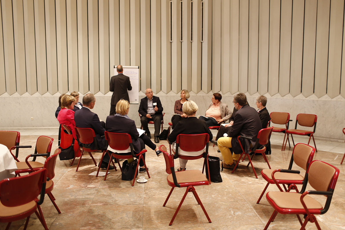 Teilnehmer eines Forums in Rahmen der Fachveranstaltung 'Von der Kunst, ein christliches Unternehmen zu führen' sitzen zusammen in einem Stuhlkreis und tauschen sich aus (Martin Karski)