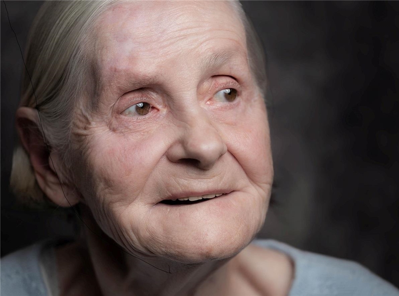 Porträt einer älteren Frau aus der Ausstellung Beziehungsweise Pflegeheim.