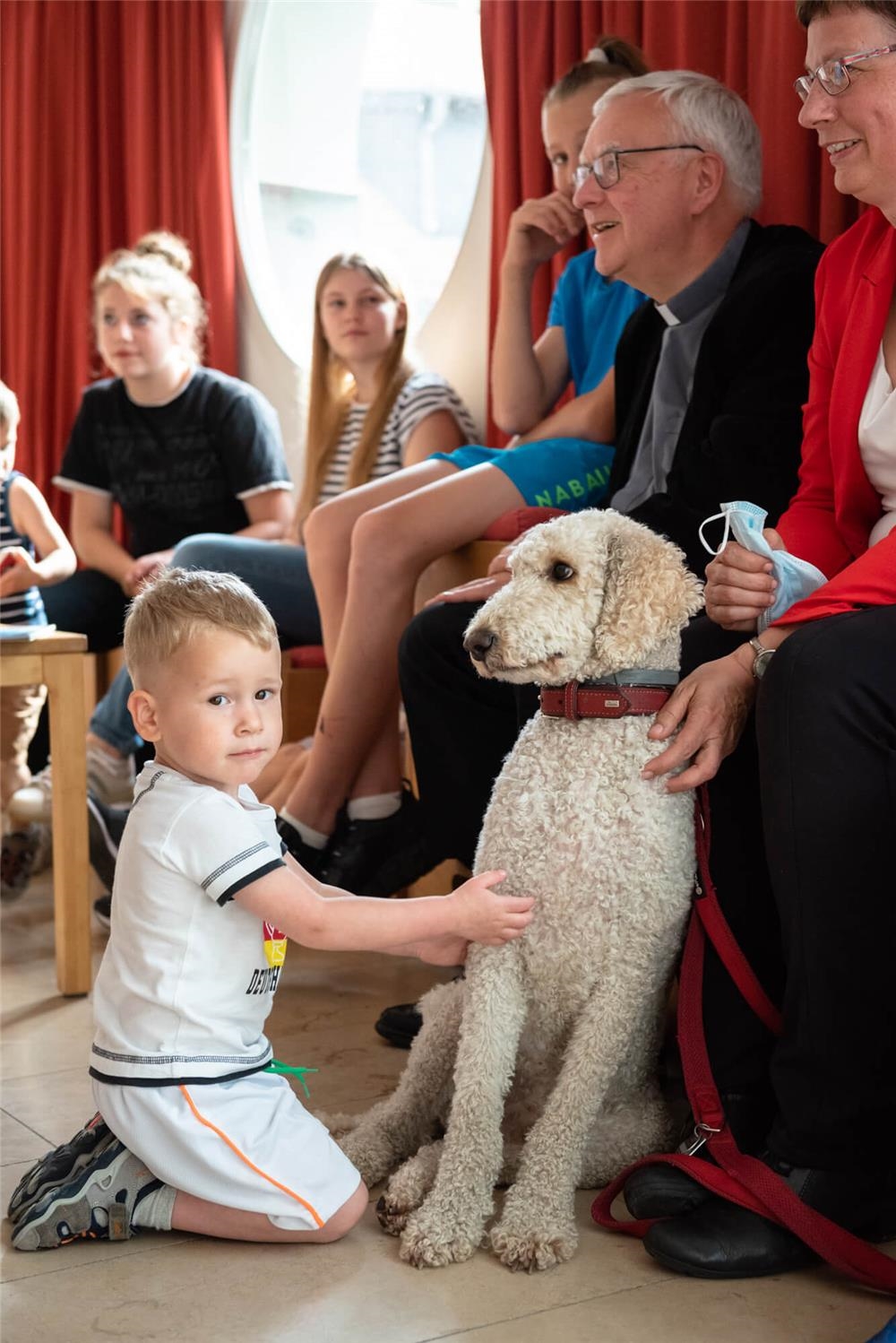 Erzbischof besucht ukrainische Waisenkinder (Catharina Tews)