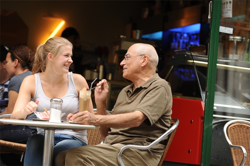 junge Frau und älterer Mann in einer Eisdiele