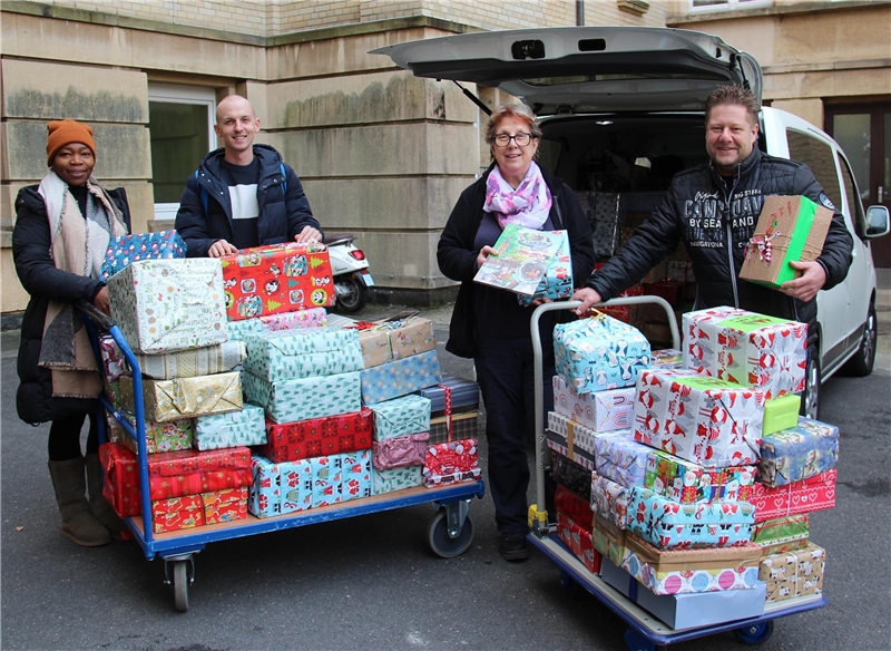 Das Team des Quartierbüros Schönau holt die Geschenke bei Michaela Kansy (Mitte) in der UMM ab. 