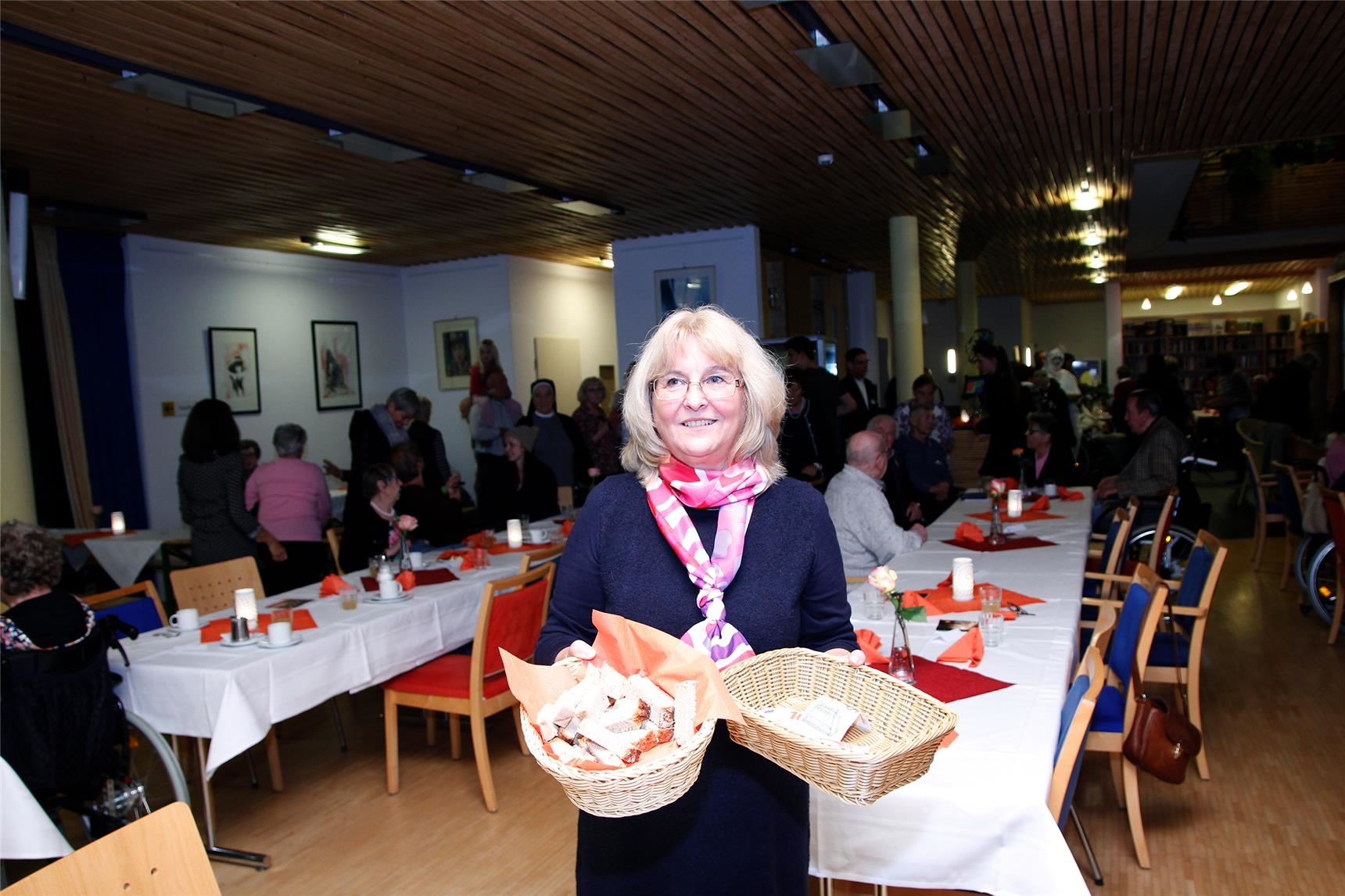 Susanne Dannehuber sammelte nach dem Festakt Spenden für die Aktion Eine Million Sterne von Caritas International.  (Bernhard Gattner)