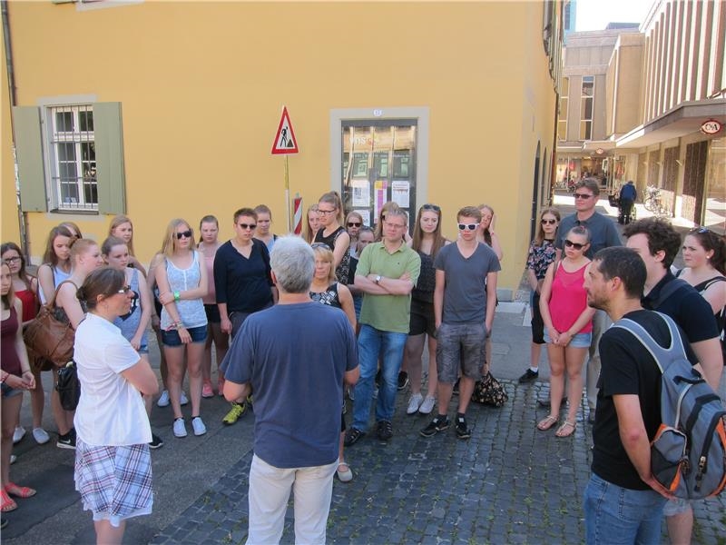 Die Jugendgruppe aus Arnsberg hört dem Vortragenden in der Rathausgasse aufmerksam zu. (youngcaritas Deutschland)