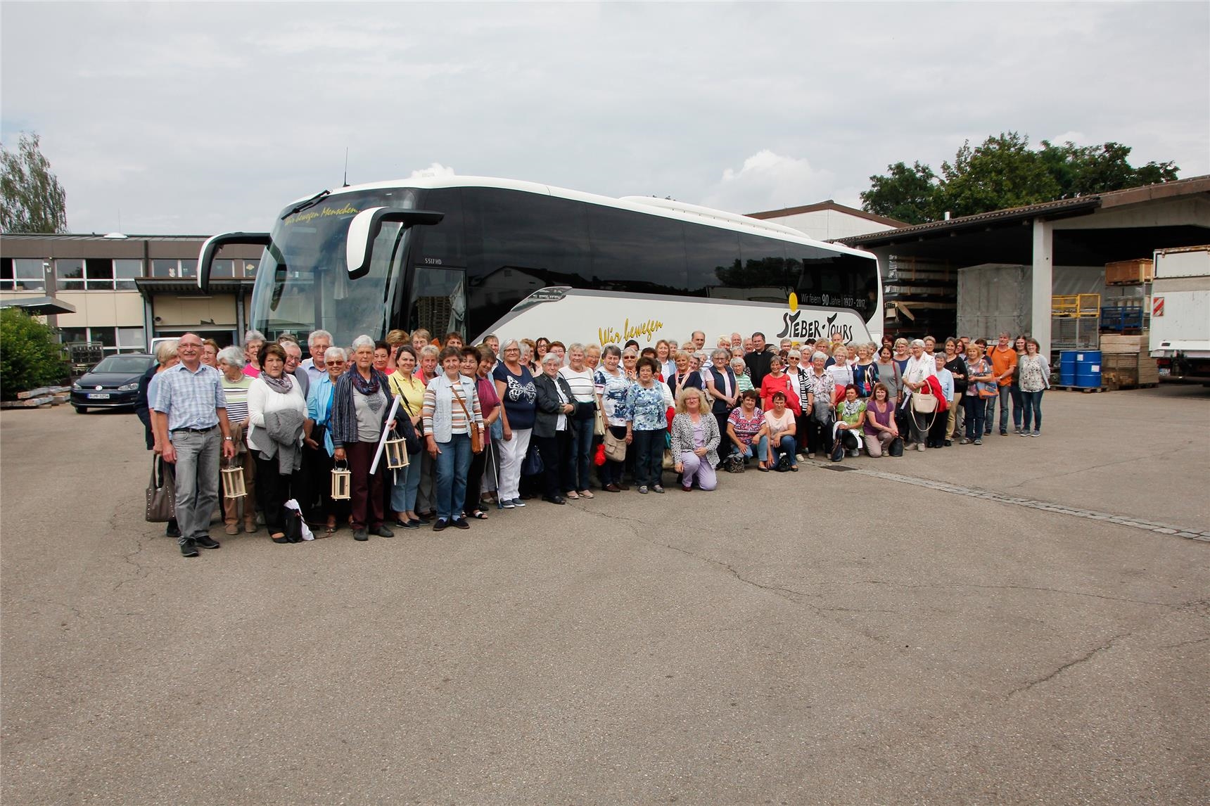 Die 130 Sammlerinnen und Sammler beim Abschlussgruppenfoto vor dem Bus, mit dem über 30 von ihnen aus der Pfarreiengemeinschaft Türkheim gekommen waren. (Bernhard Gattner)