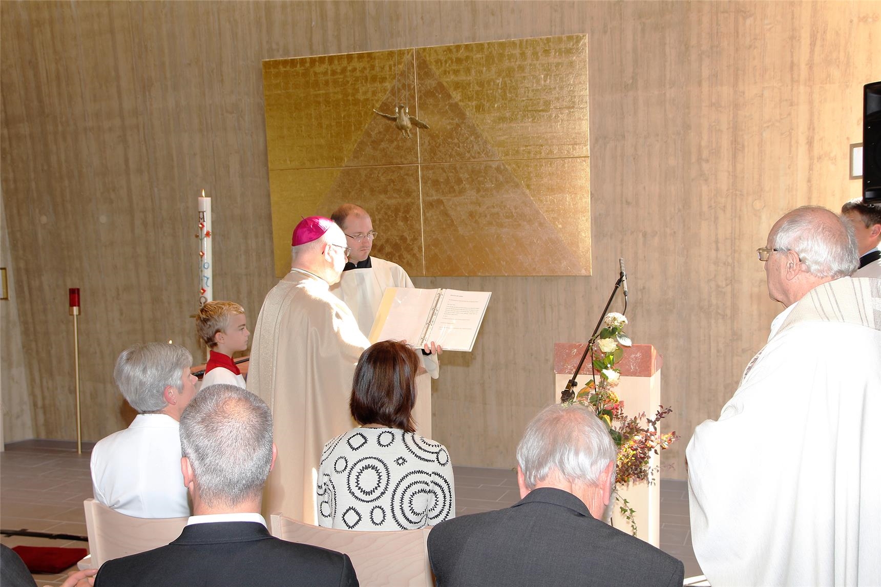 Bischof Dr. Konrad Zdarsa segnete den Ambo als den Ort der Verkündigung des Wortes Gottes.  (Bernhard Gattner)