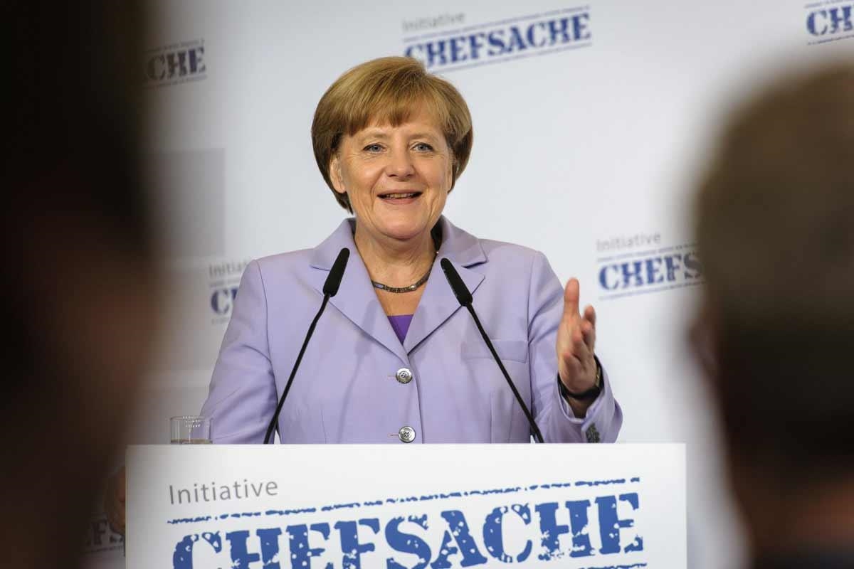 Angela Merkel auf Podium