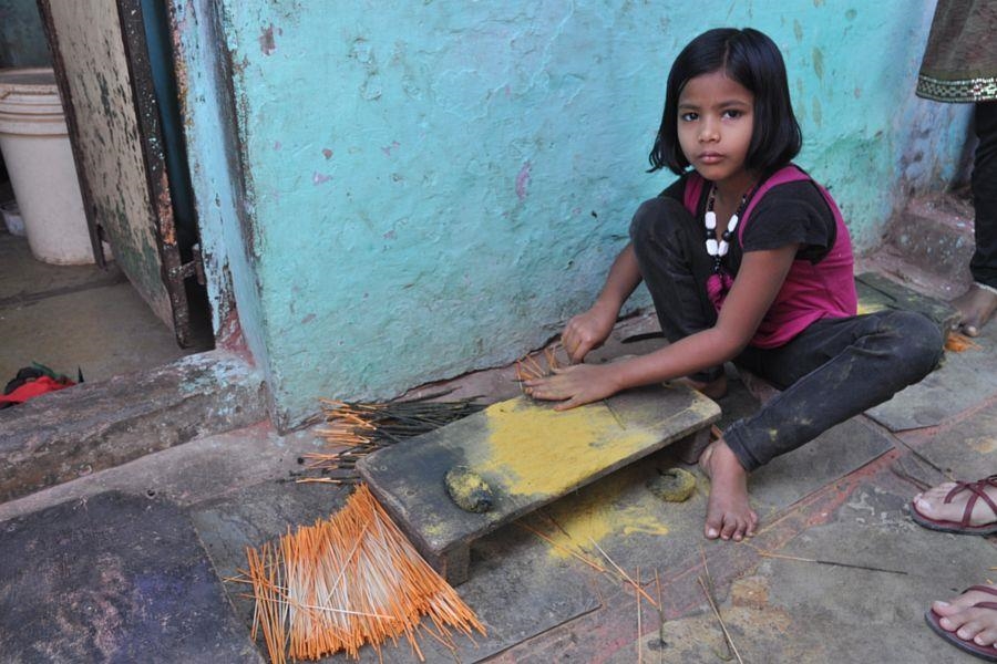 Mädchen rollt auf einem Brett Farbe an Räuchestäbchen (Foto: Jörg Schaper)