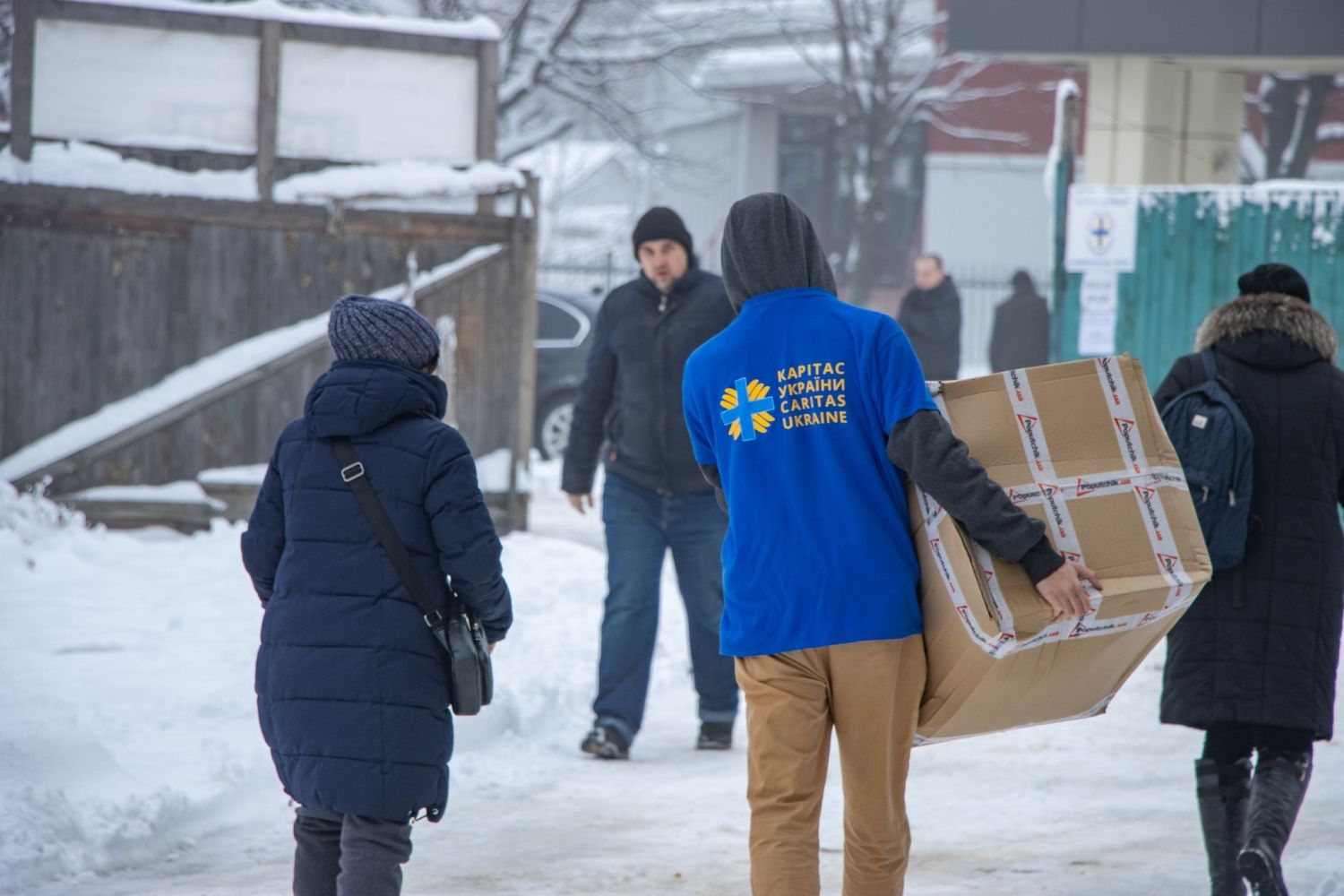 Caritas Ukraine liefert Pakete mit notwendigen Gütern