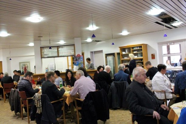 Menschen in einem Speisesaal (Caritasverband Darmstadt e. V.)