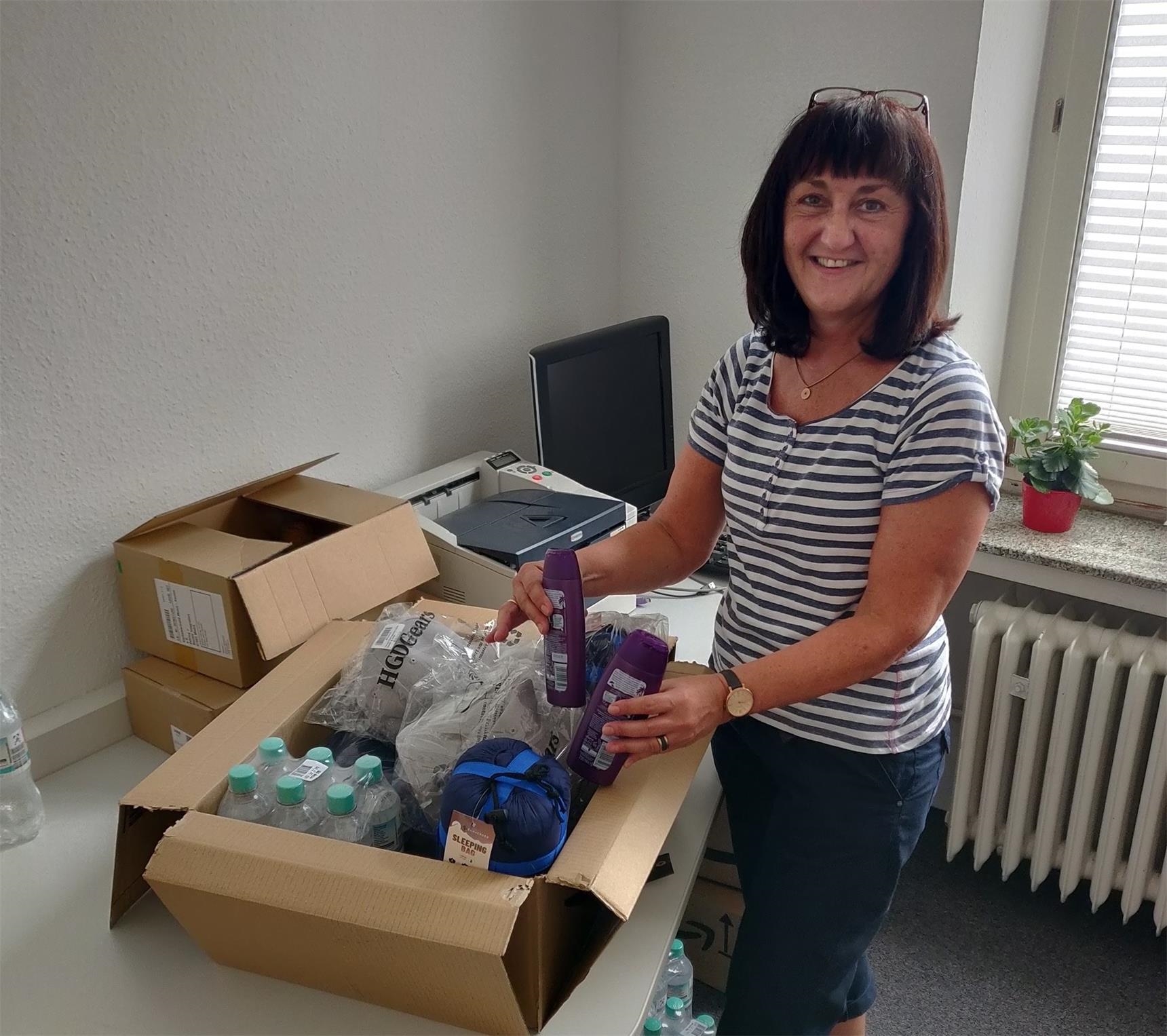 Birgit Tepaß mit beschafften Hilfsgütern 