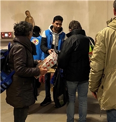 Caritas-Aktion schenkt Freude: 200 Weihnachtspäckchen für Menschen in Not