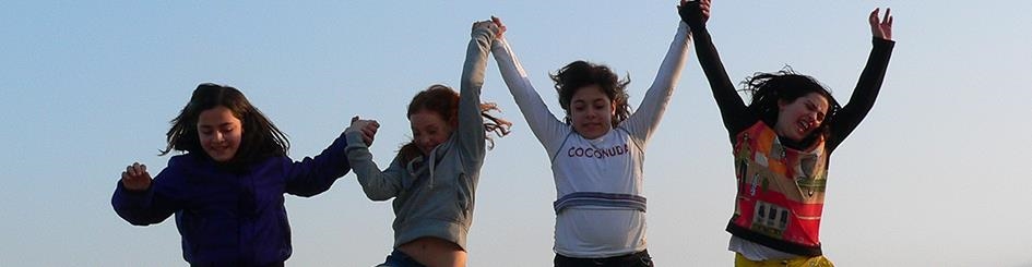 In die Luft springende Mädchen