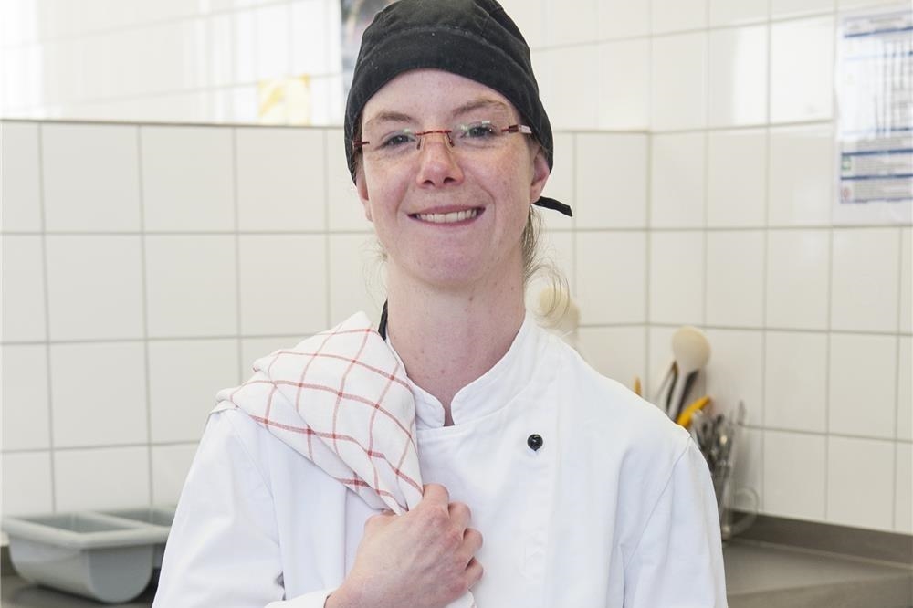 Junge Frau beim Kochen in der Jugendwerkstatt Hauswirtschaft der CJS Hannover (Ina Funk)