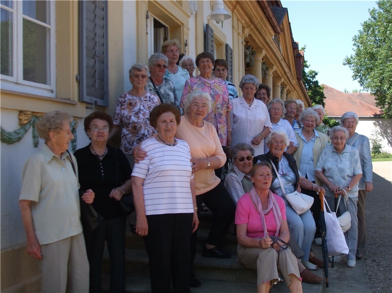 Gruppenbild einer Senioren-Reisegruppe auf den Stufen vor dem Kurhaus in Bad Bocklet.