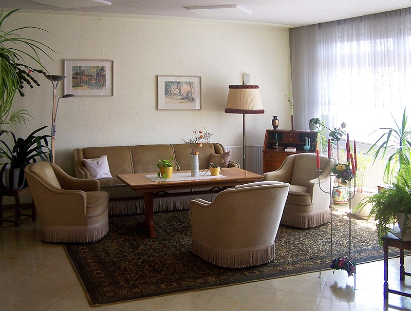 Gemütliches Wohnzimmer mit hellen Fenstern im Seniorenwohnhaus Erna Lindner 