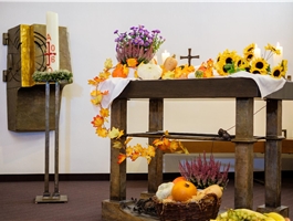 Der Altar in der Kappelle des Seniorenzentrums ist mit Herbstblumen geschmückt / Werner Krüper