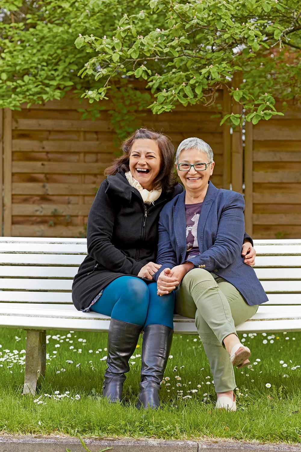 Zwei lachende Frauen auf einer Bank (Elisabeth Real)